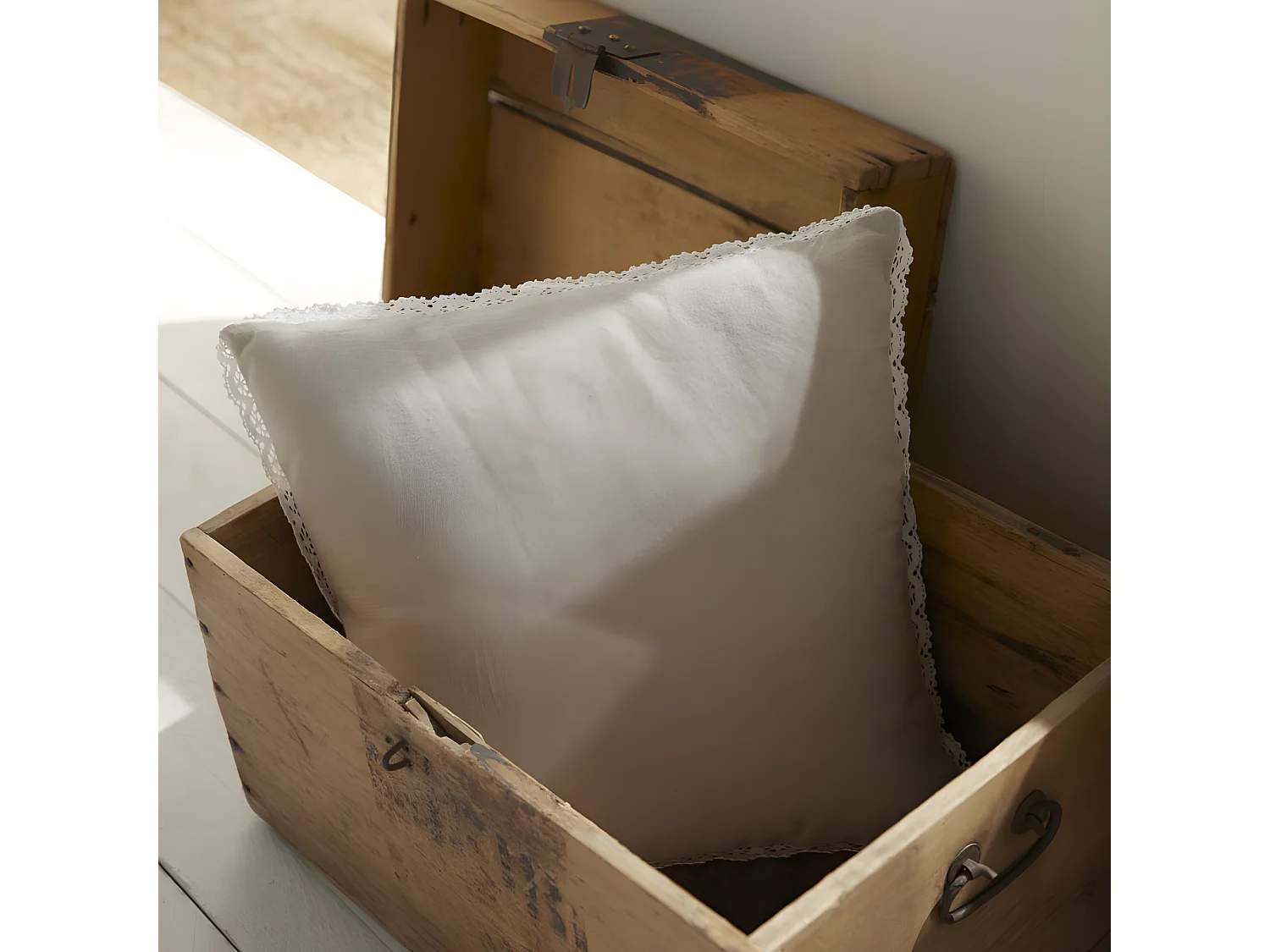 Coussin lisse avec appliques, garniture incluse, 100% coton. M/HomeLinen.09 40x40cm