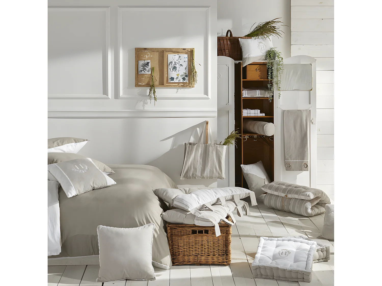 Coussin lisse avec appliques, garniture incluse, 100% coton. M/HomeLinen.09 40x40cm