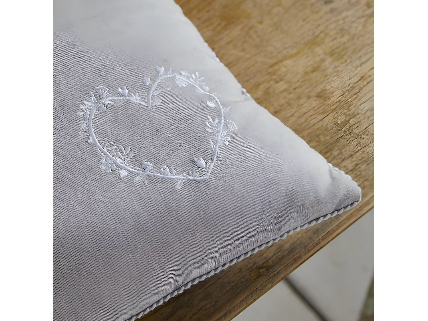 Coussin brodé avec garniture, qualité 100% coton. M/HeartAcero.07 40x40cm