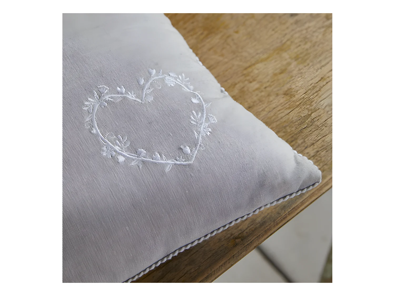 Coussin brodé avec garniture, qualité 100% coton. M/HeartAcero.07 40x40cm