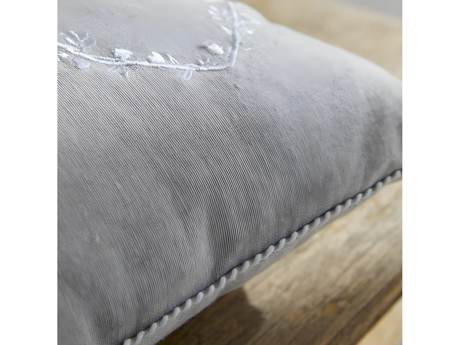 Coussin brodé avec garniture, qualité 100% coton. M/HeartAcero.07 40x40cm