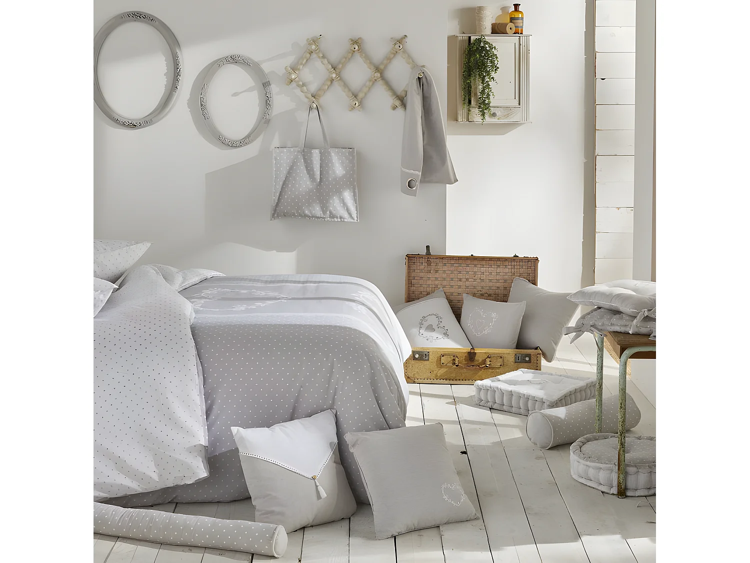 Coussin brodé avec garniture, qualité 100% coton. M/HeartAcero.07 40x40cm