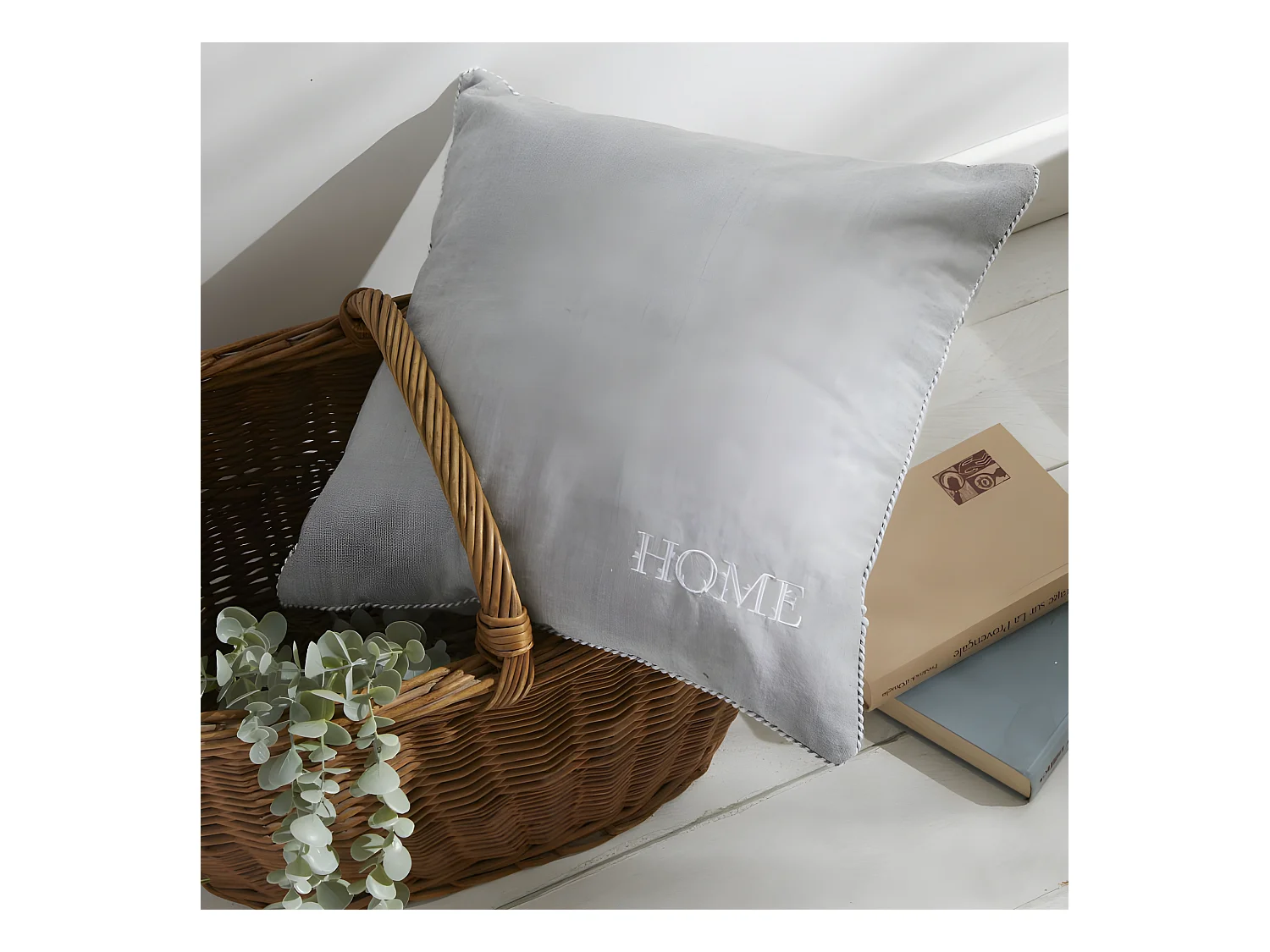 Coussin brodé avec appliques, garniture incluse, 100% coton. M/HomeGris.15 40x40cm