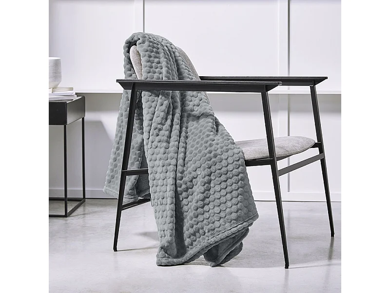 Plaid manta para el sofá de  tacto seda, alta calidad  y diseño en grabado a topos 150x200cm