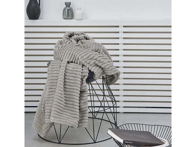 Couverture à carreaux pour le canapé au toucher soie, haute qualité et design en velours côtelé rayé gravure 150x200cm