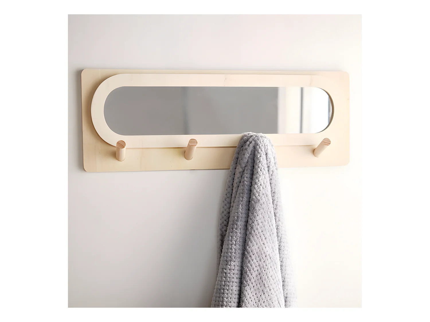 Cintre avec miroir de couleur naturelle. 70x25cm