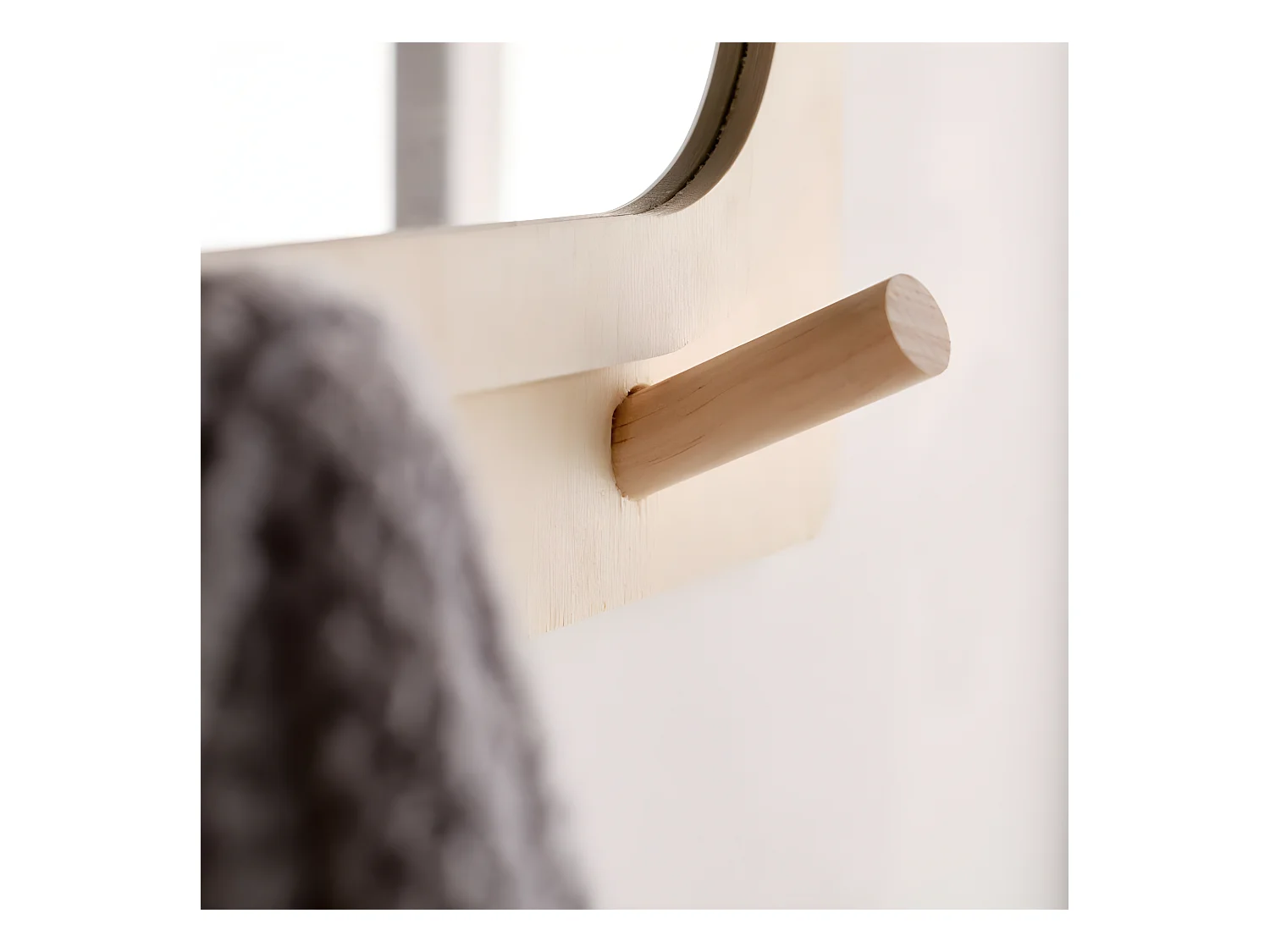 Cintre avec miroir de couleur naturelle. 70x25cm