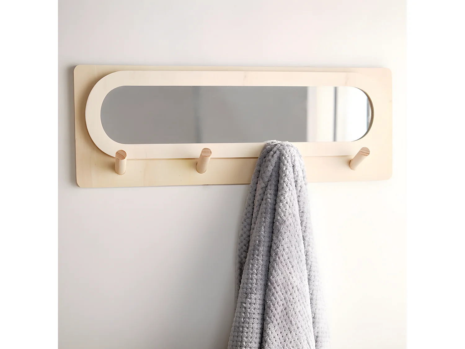 Cintre avec miroir de couleur naturelle. 70x25cm