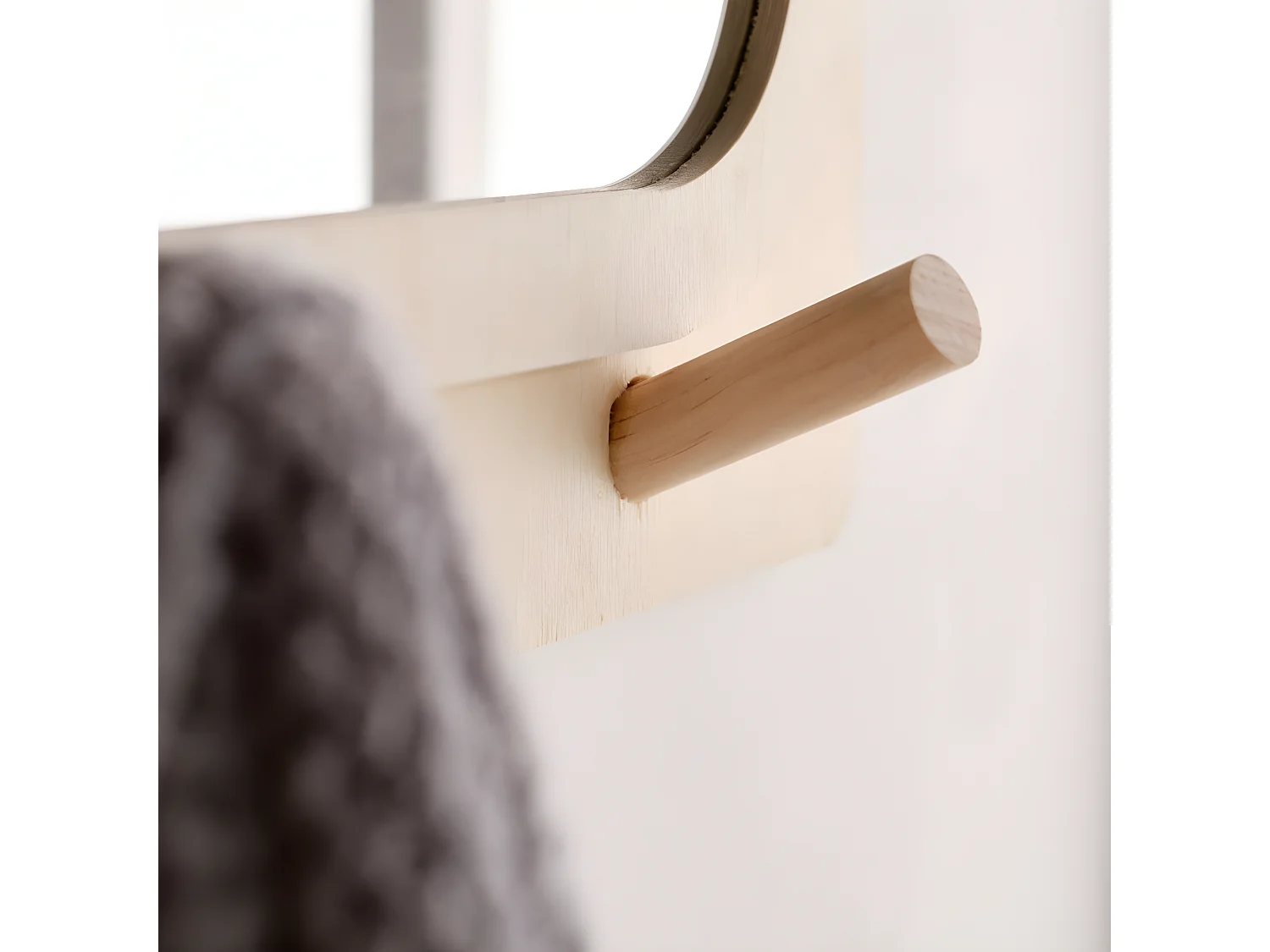 Cintre avec miroir de couleur naturelle. 70x25cm