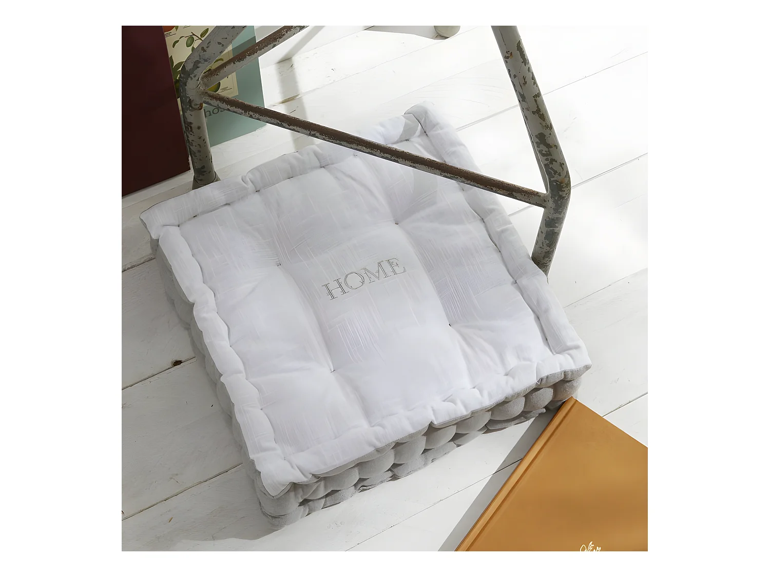 Coussin de sol brodé, 100% coton. M/HomeGris.17 40x40x10cm