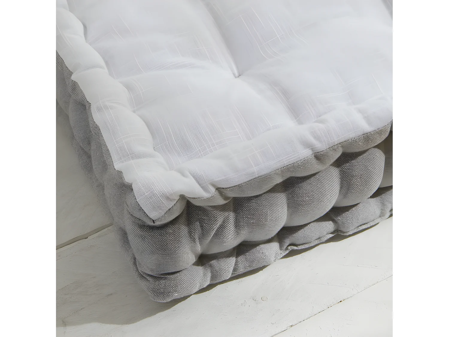 Coussin de sol brodé, 100% coton. M/HomeGris.17 40x40x10cm