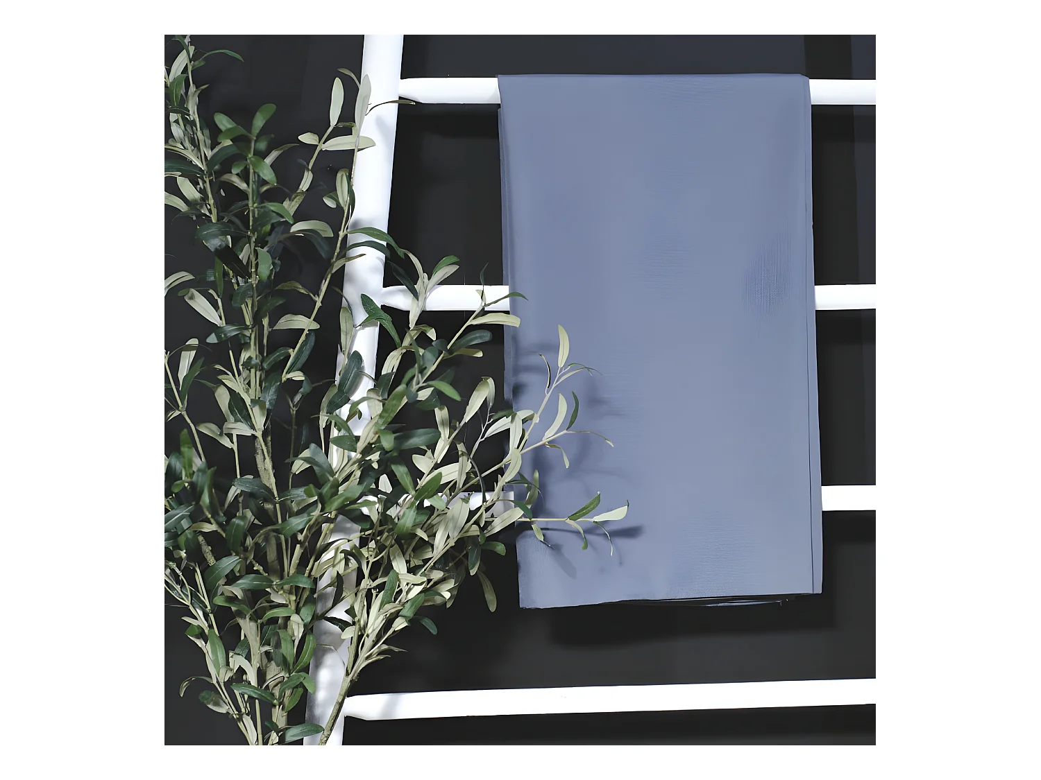 Nappe rectangulaire 100% polyester de couleurs unies. Mesure: 150x250cm Denim
