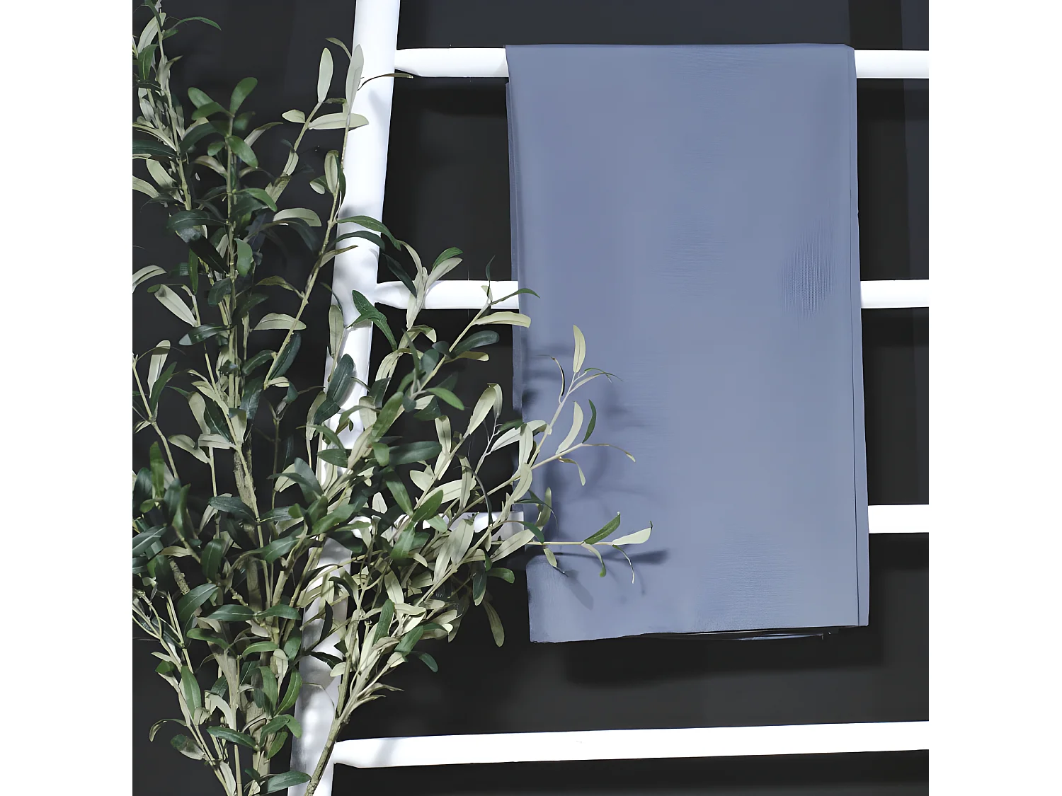 Nappe rectangulaire 100% polyester de couleurs unies. Mesure: 150x250cm Denim