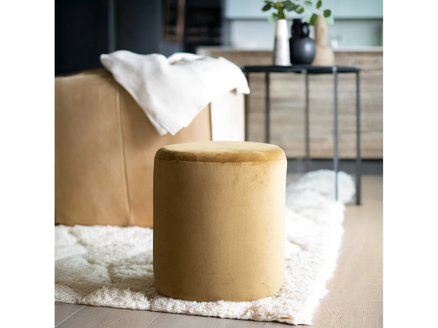 Pouf triangulaire en velours jaune - Emmy