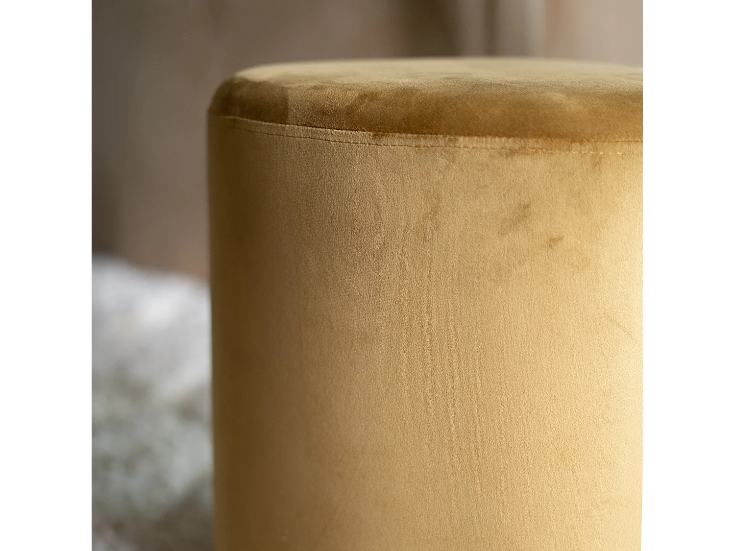 Pouf triangulaire en velours jaune - Emmy