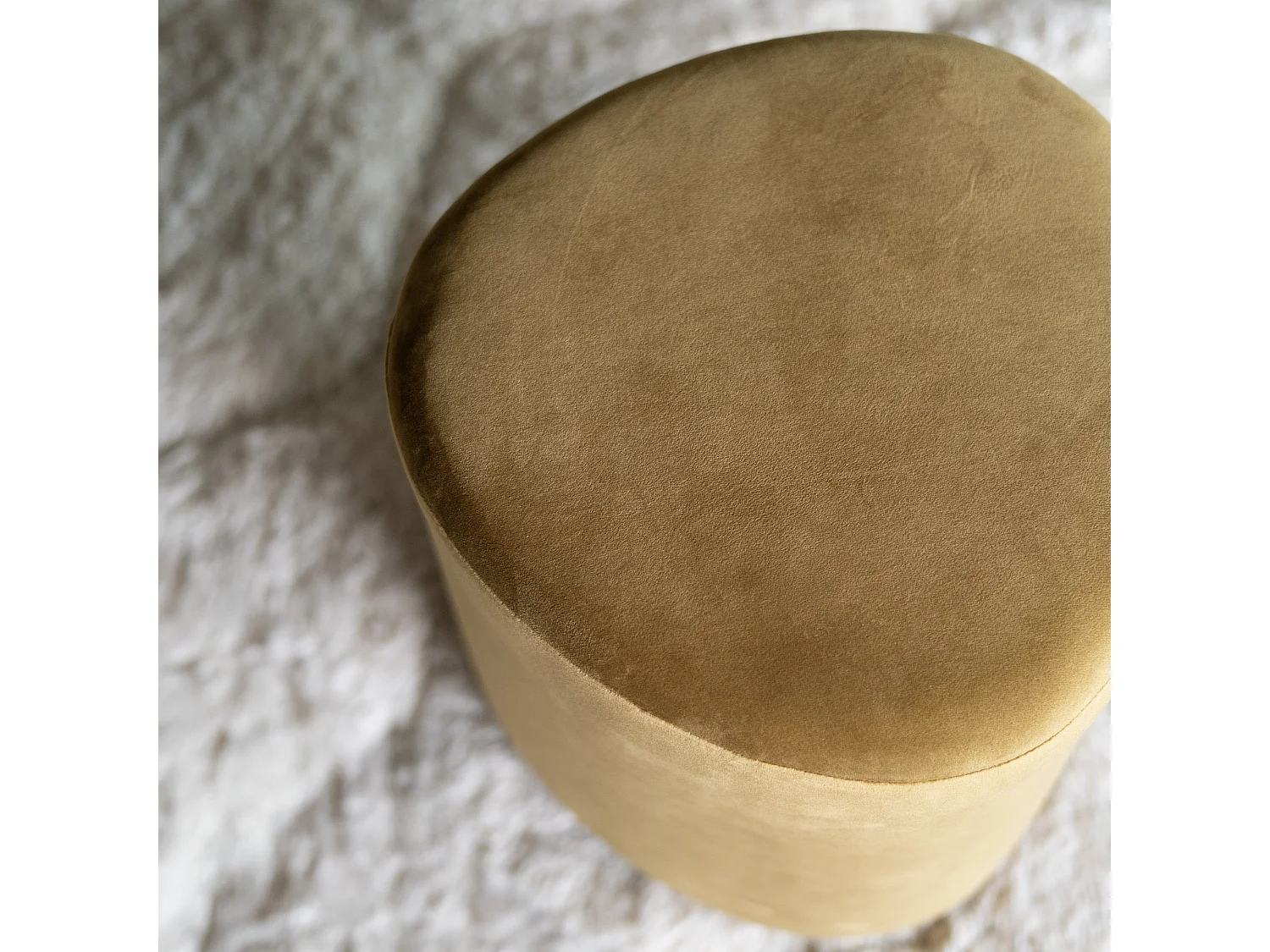 Pouf triangulaire en velours jaune - Emmy