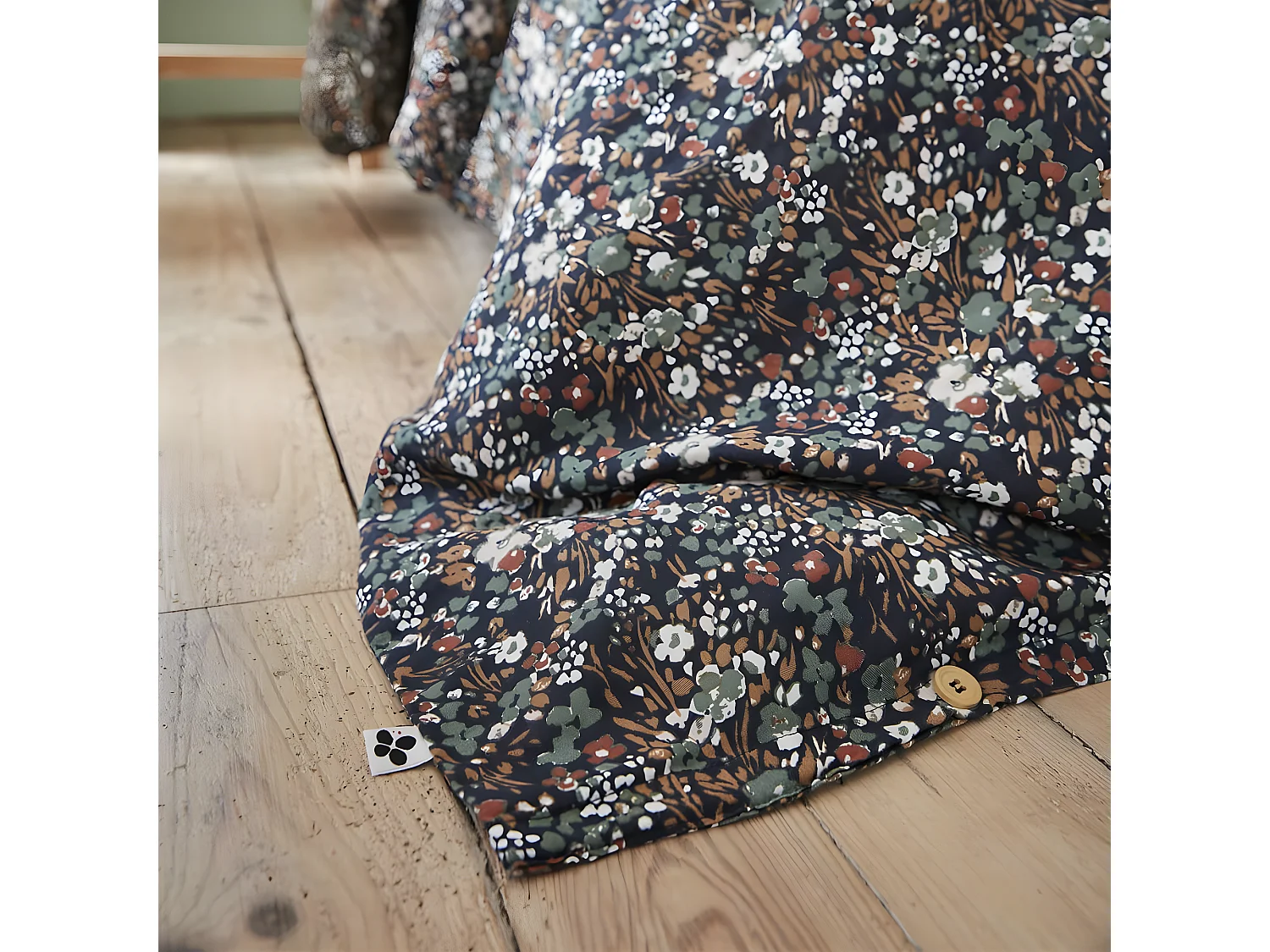 ADONIS BLUE - Housse de Couette 240x220cm Gaze de Coton Fond Bleu Motifs Fleurs