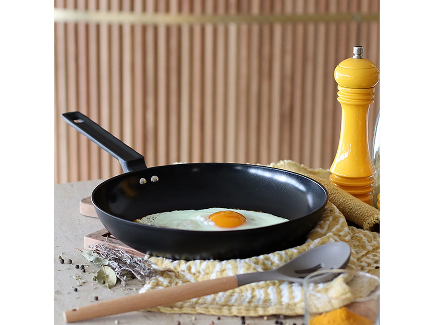 Menastyl - Poele First 28cm En Aluminium Noir Induction