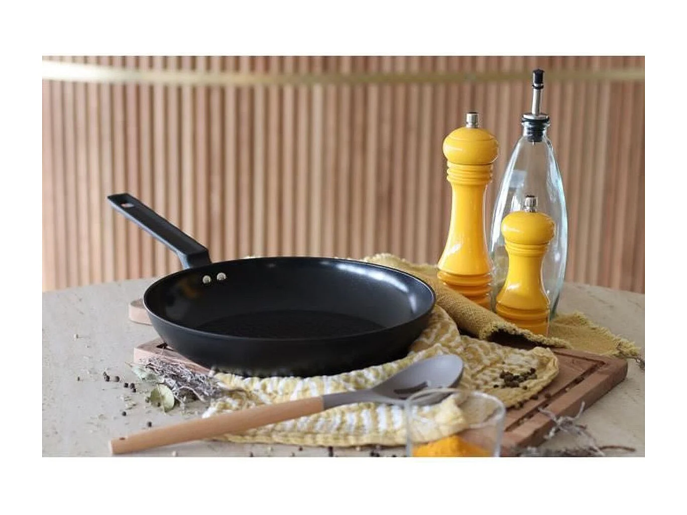 Menastyl - Poele First 28cm En Aluminium Noir Induction