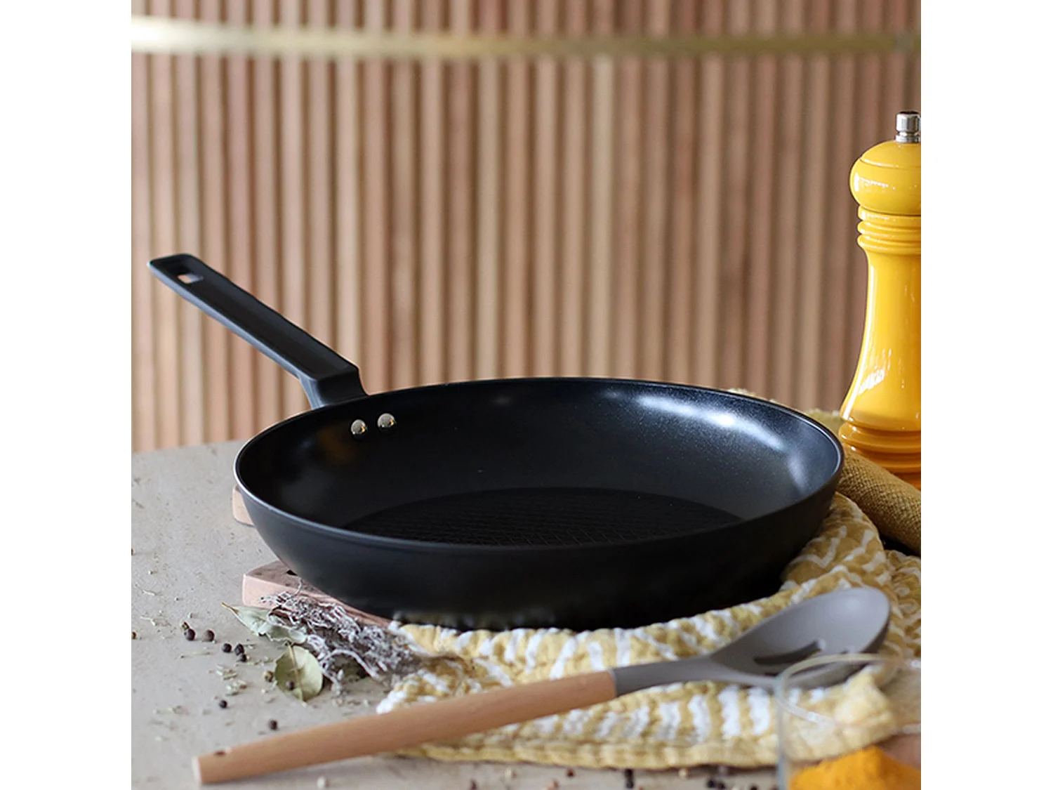 Menastyl - Poele First 30cm En Aluminium Noir Induction