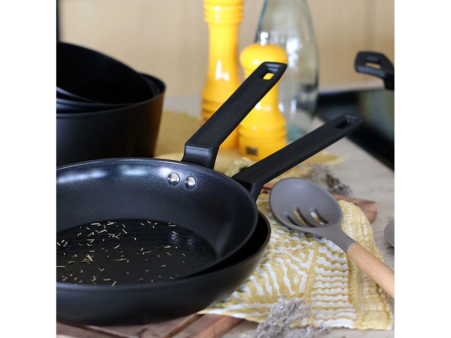 Menastyl - Poele First 30cm En Aluminium Noir Induction