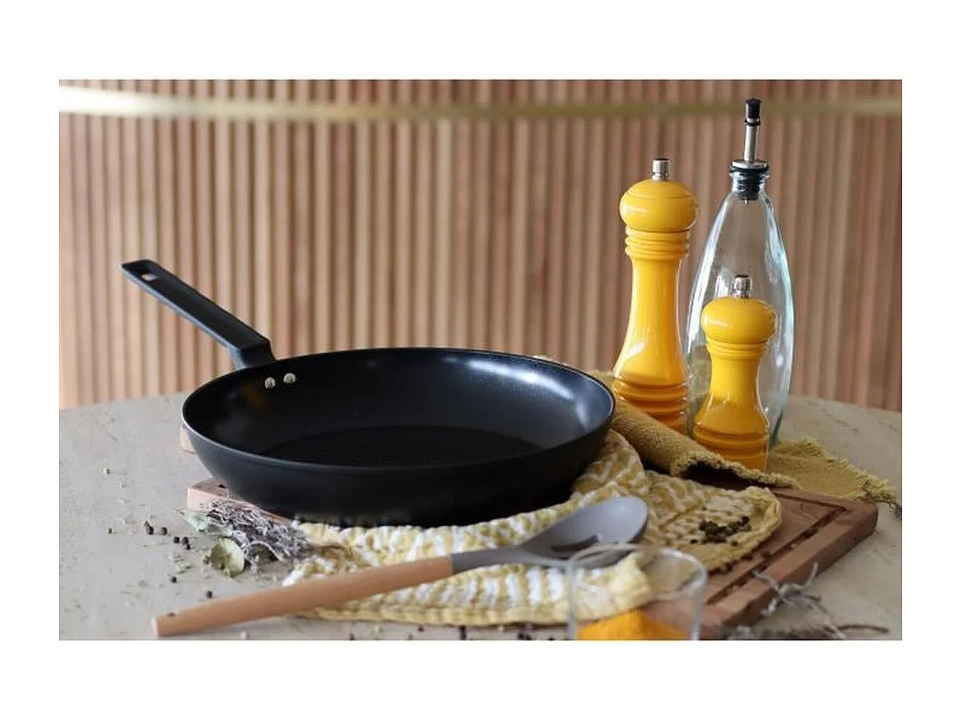 Menastyl - Poele First 30cm En Aluminium Noir Induction