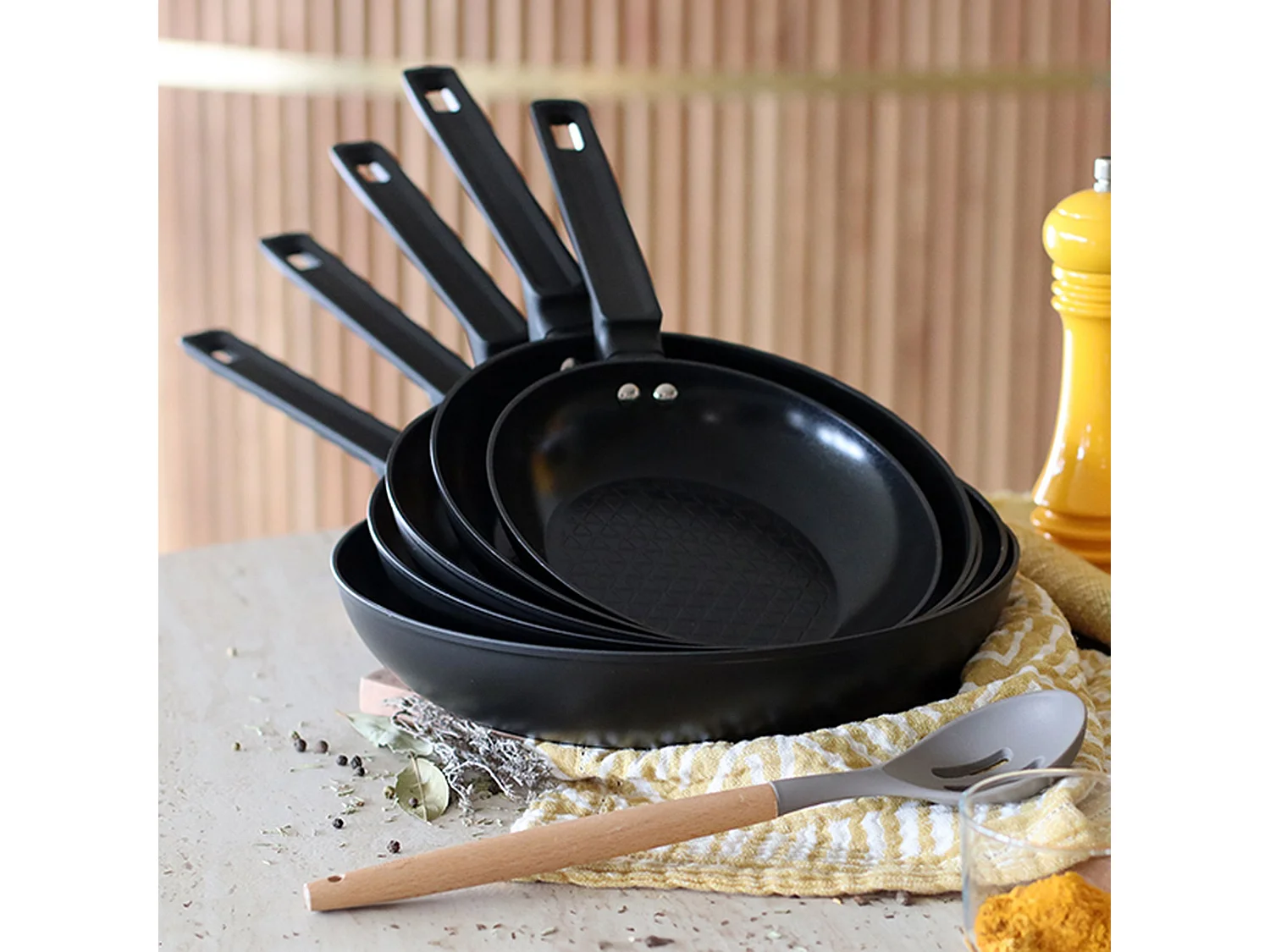 Menastyl - Poele First 20cm En Aluminium Noir Induction