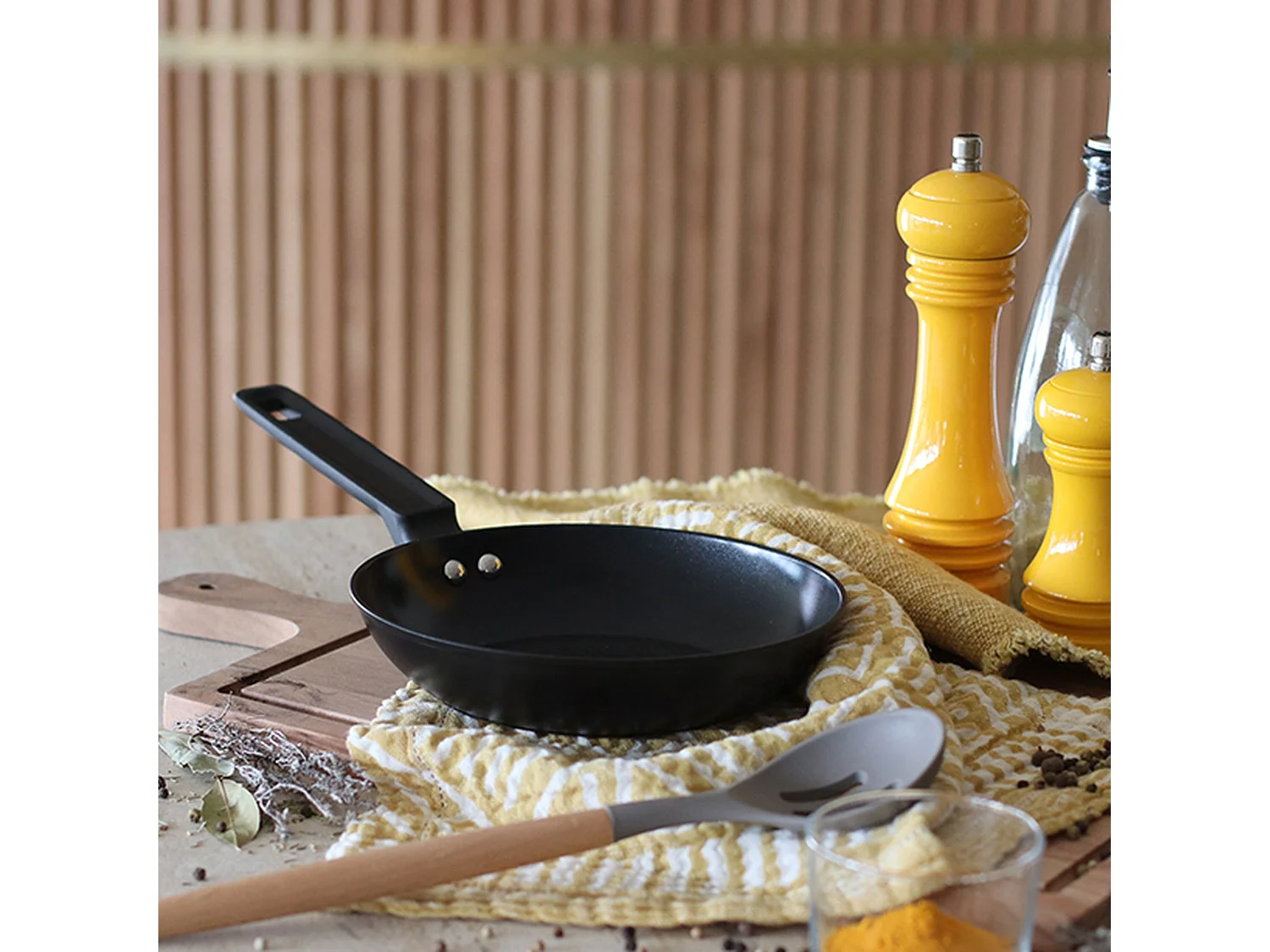 Menastyl - Poele First 20cm En Aluminium Noir Induction