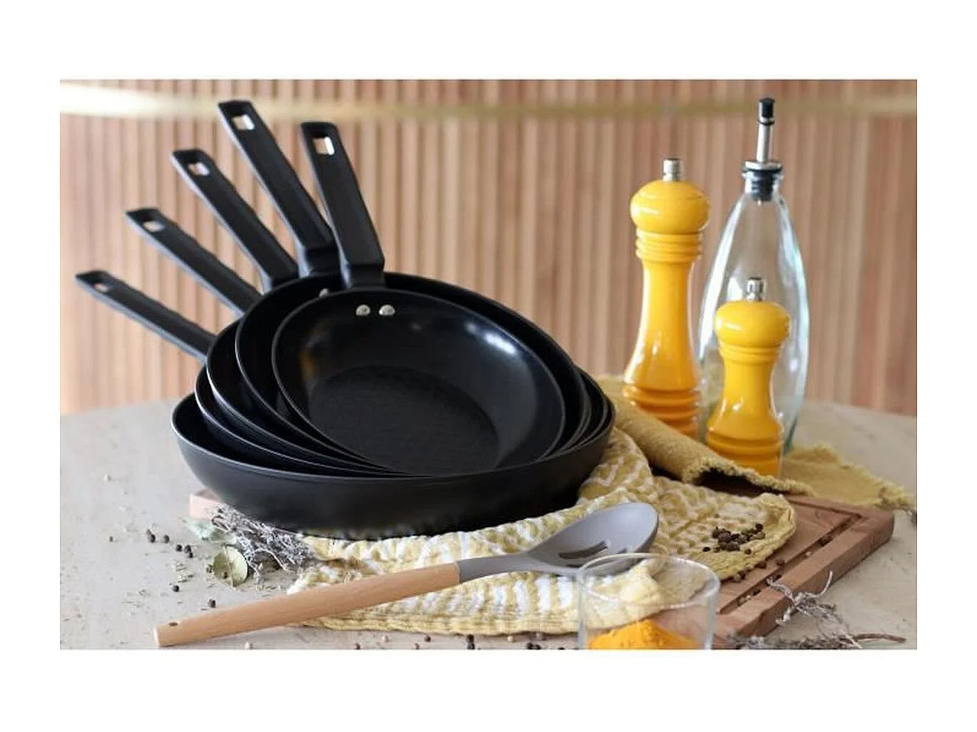 Menastyl - Poele First 20cm En Aluminium Noir Induction