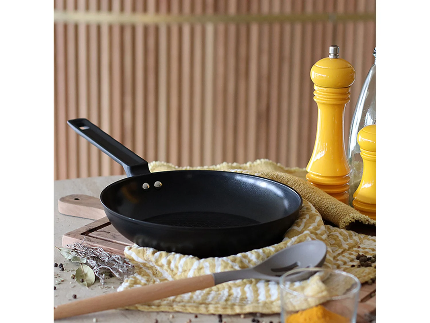 Menastyl - Poele First 24cm En Aluminium Noir Induction