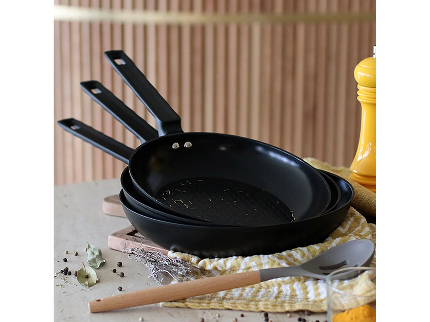 Menastyl - Poele First 24cm En Aluminium Noir Induction