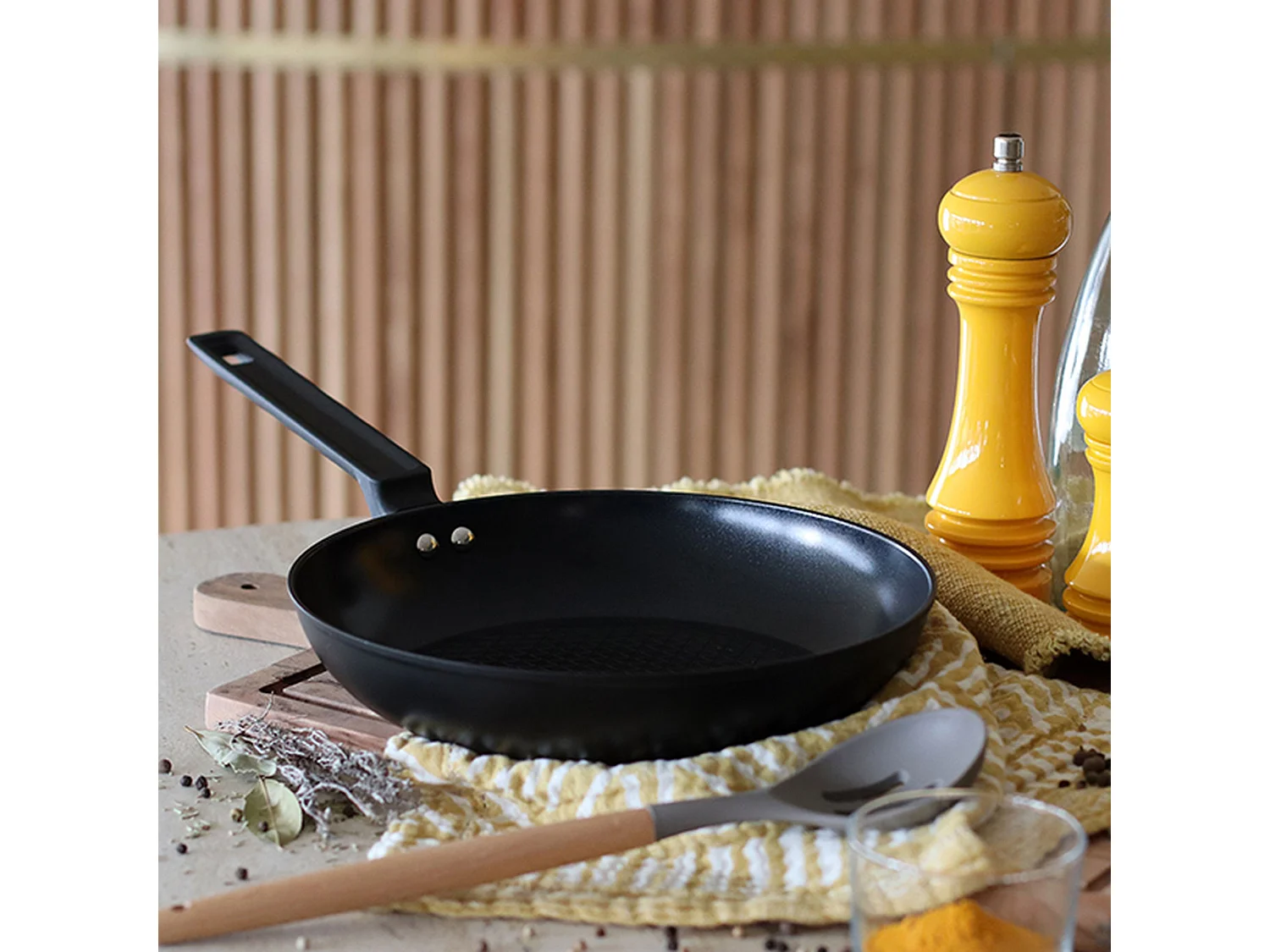 Menastyl - Poele First 26cm En Aluminium Noir Induction