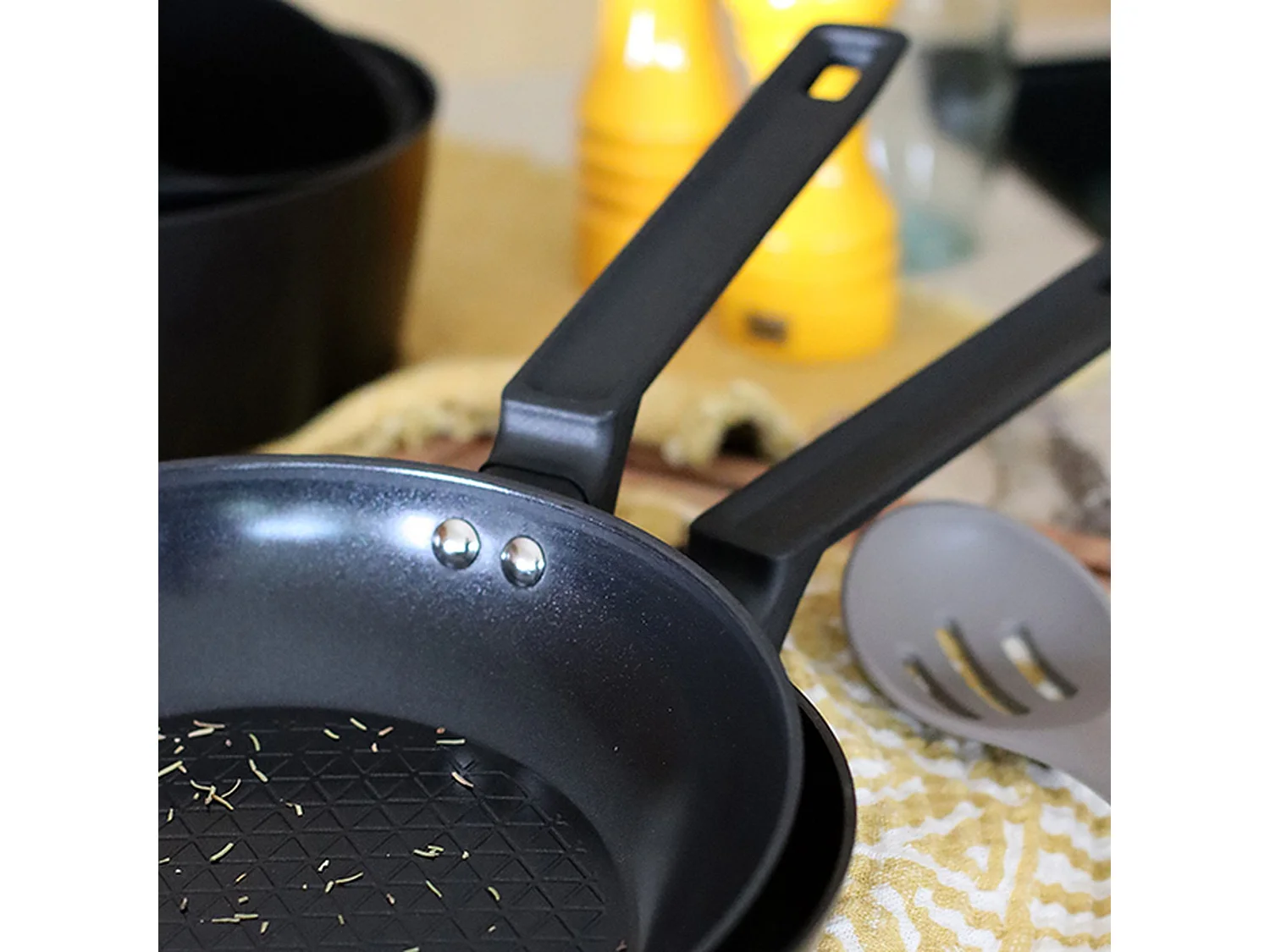 Menastyl - Poele First 26cm En Aluminium Noir Induction