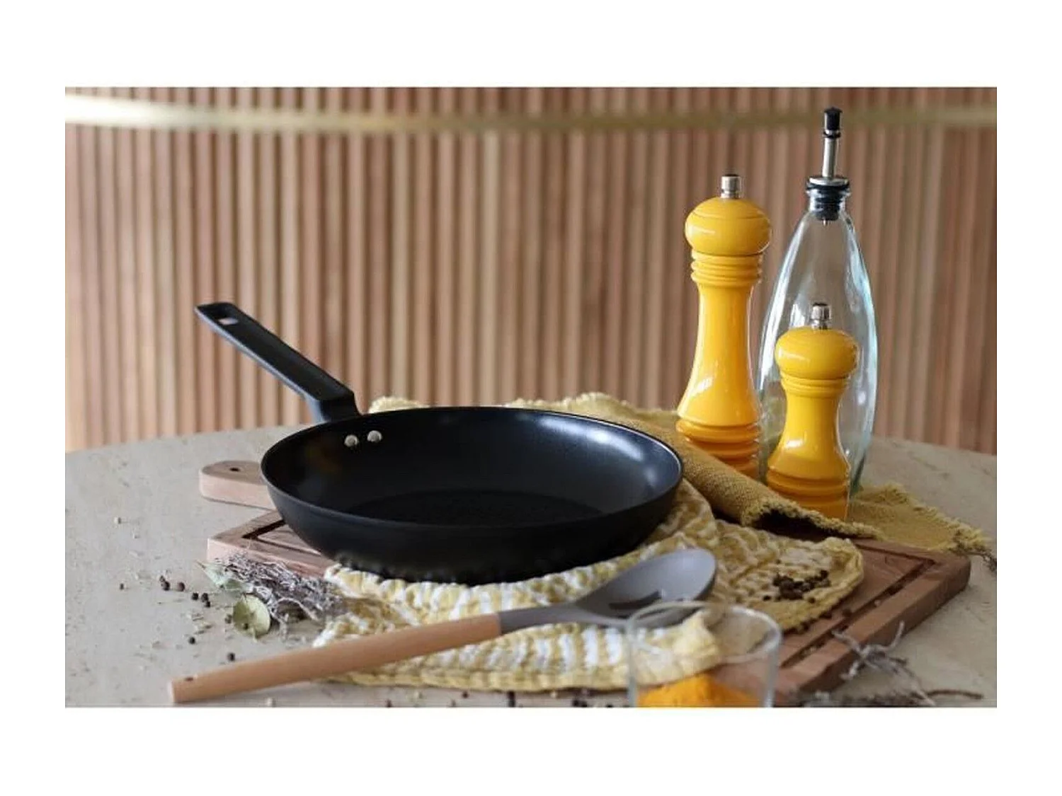 Menastyl - Poele First 26cm En Aluminium Noir Induction