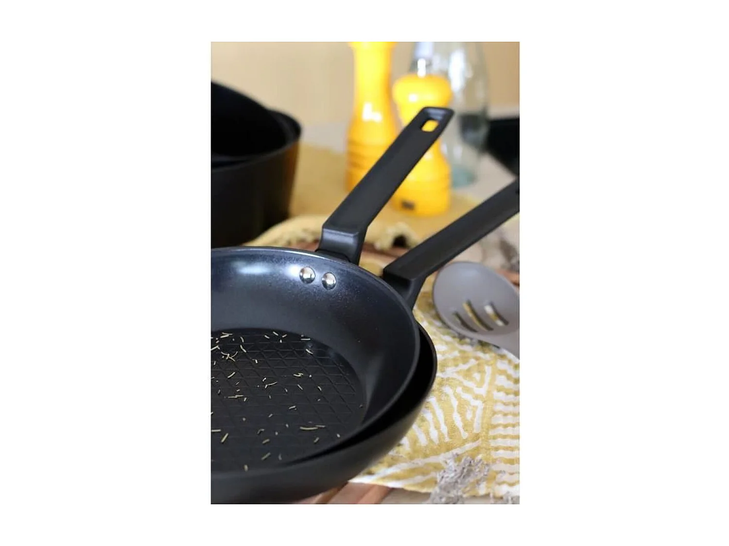 Menastyl - Poele First 26cm En Aluminium Noir Induction