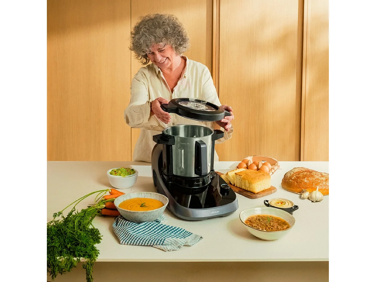 Cecotec Robô de cozinha multifunções com distribuidor de alimentos.