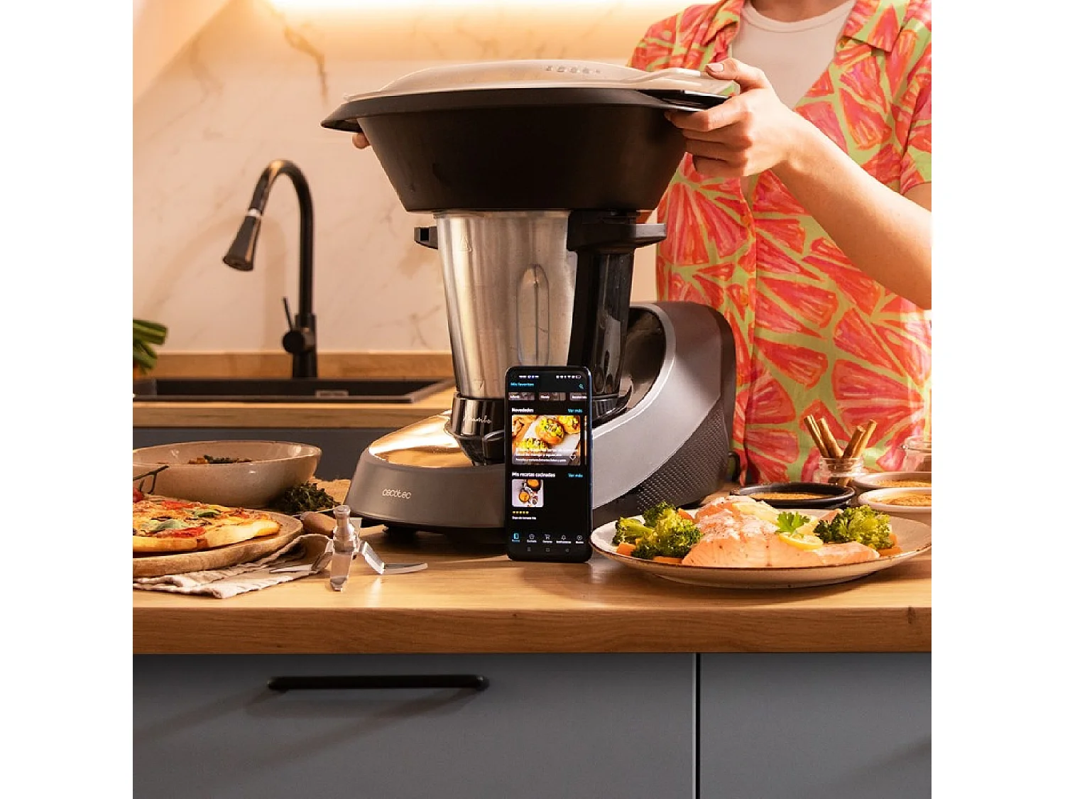 Cecotec Robô de cozinha com 37 funções, APP, balança e jarro de aço inoxidável apta para máquina da louça.