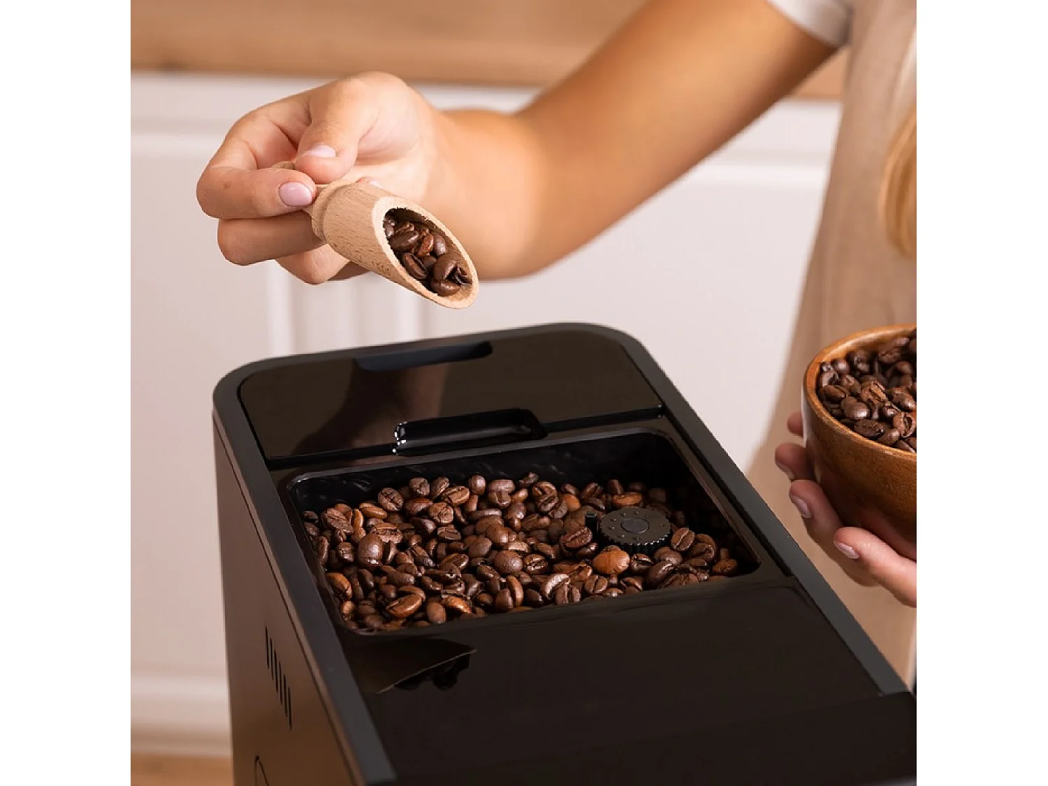 Cecotec Máquina de café megautomática com ecrã táctil, tecnologia ForceAroma de 19 bares e doseador de leite.