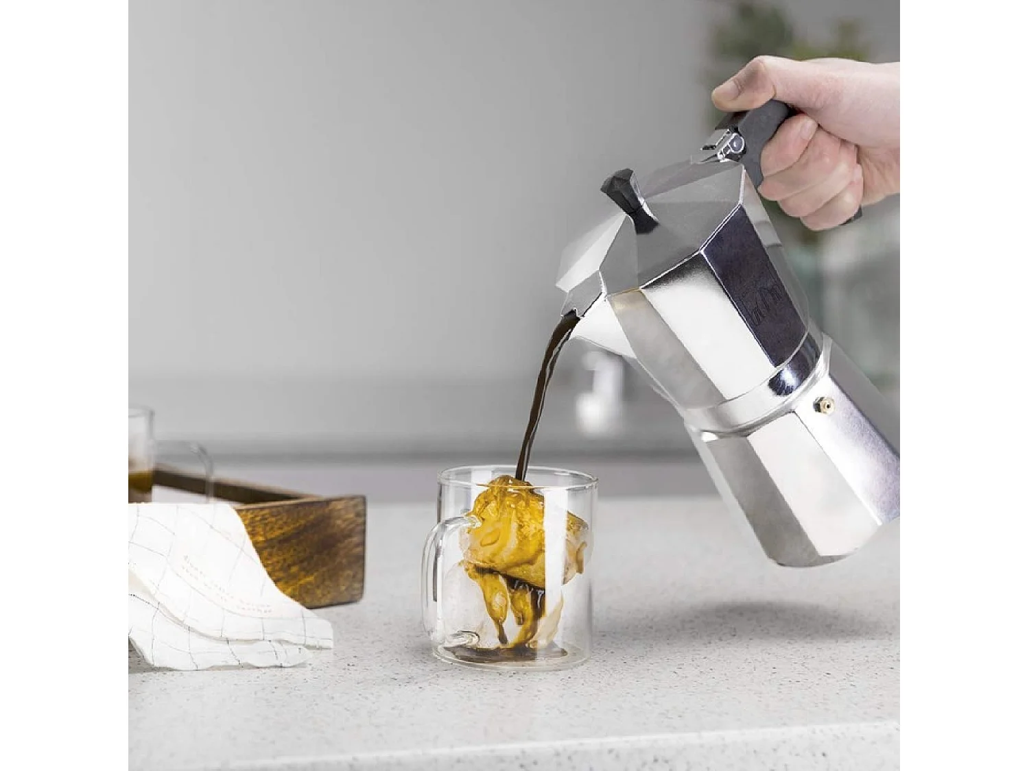 Cecotec Cafeteira italiana de alumínio com capacidade para 12 chávenas de café, fácil de limpar e apta para todo o tipo de fogões.