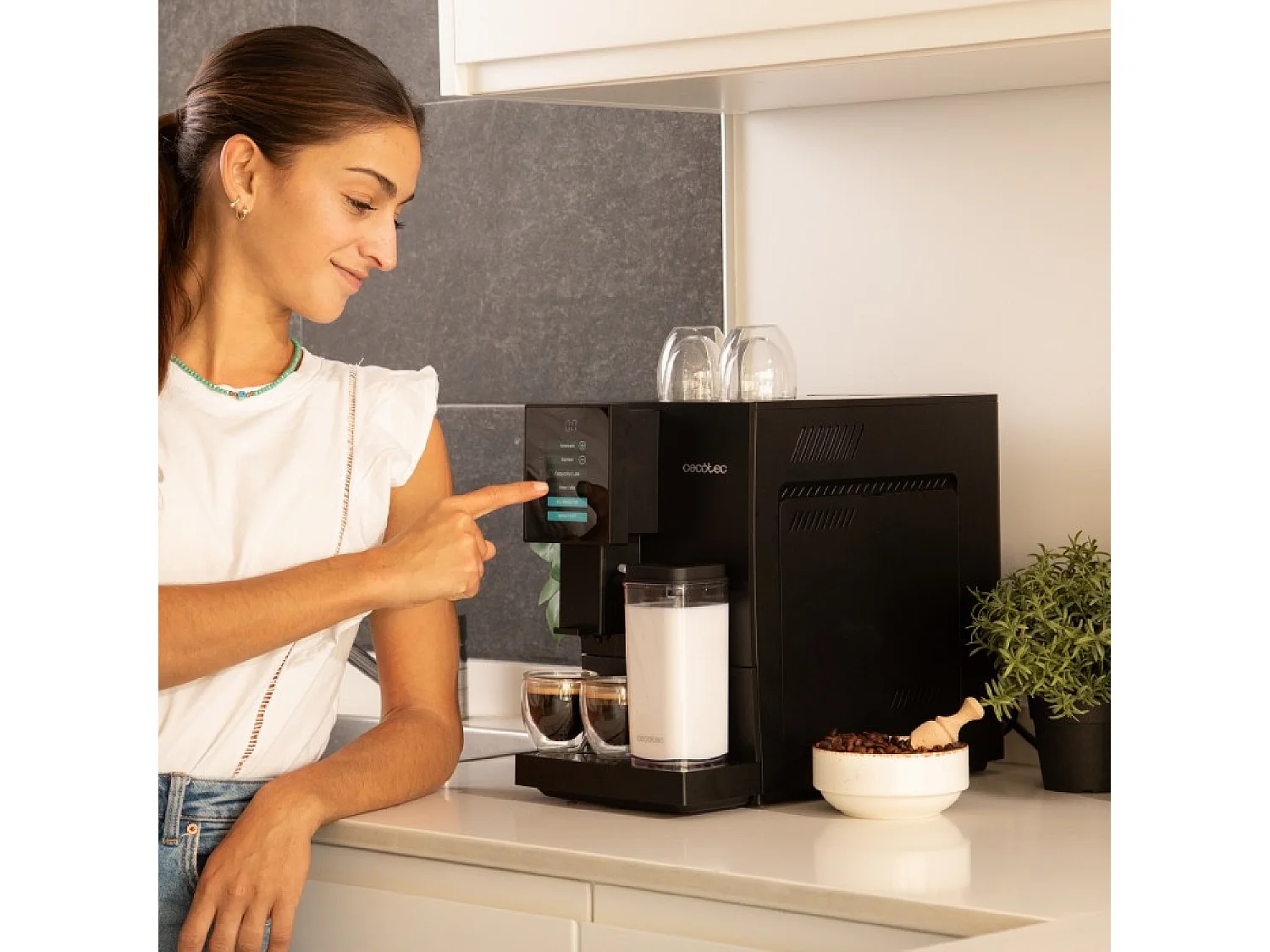 Machine à café méga-automatique Cremmaet CompactCcino Cecotec