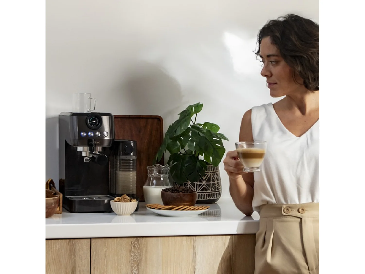 Cecotec Máquina de café semiautomática com 20 bares, thermoblock e apta para café moído e cápsulas.