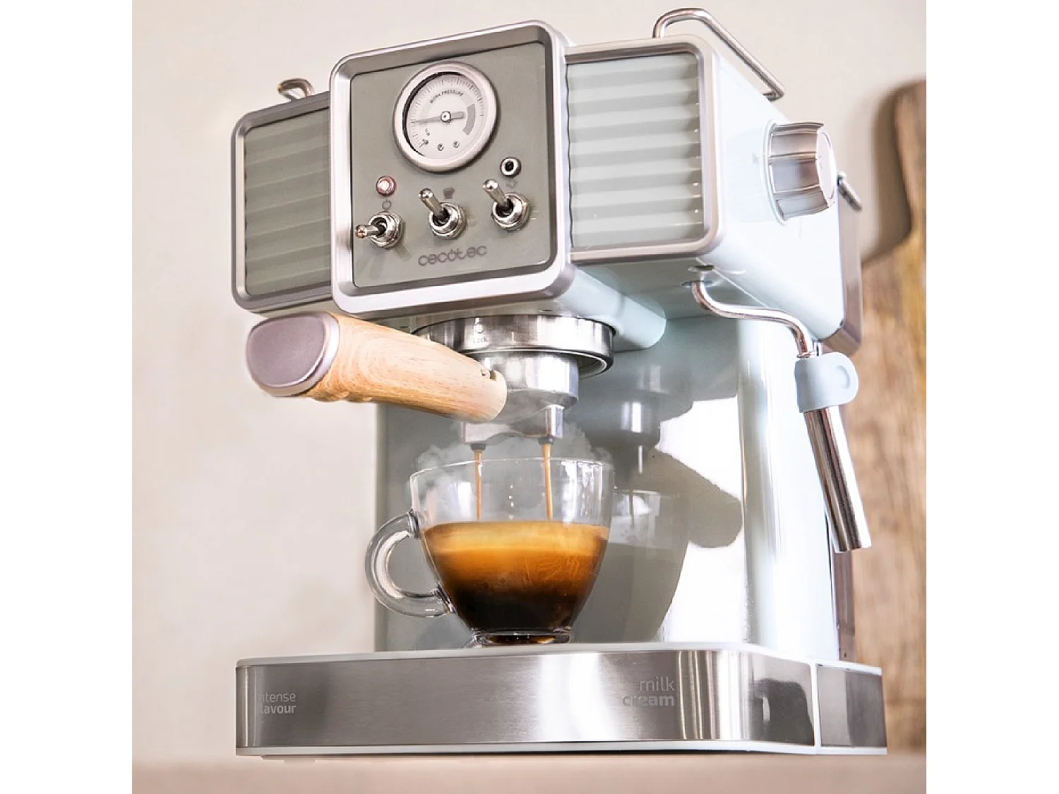 Cecotec Máquina de café para café espresso e cappuccino com 20 bares, manómetro e vaporizador orientável.