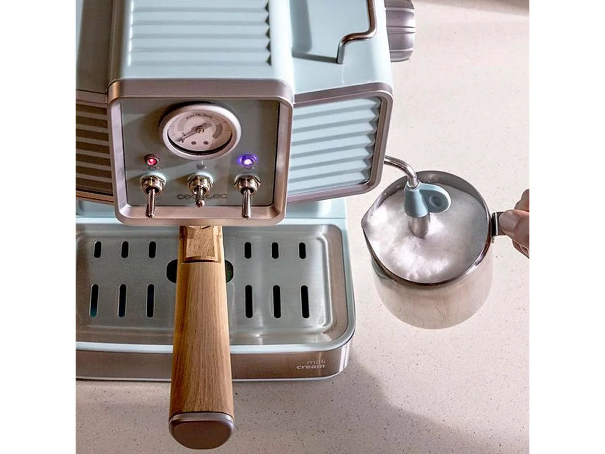 Cecotec Máquina de café para café espresso e cappuccino com 20 bares, manómetro e vaporizador orientável.