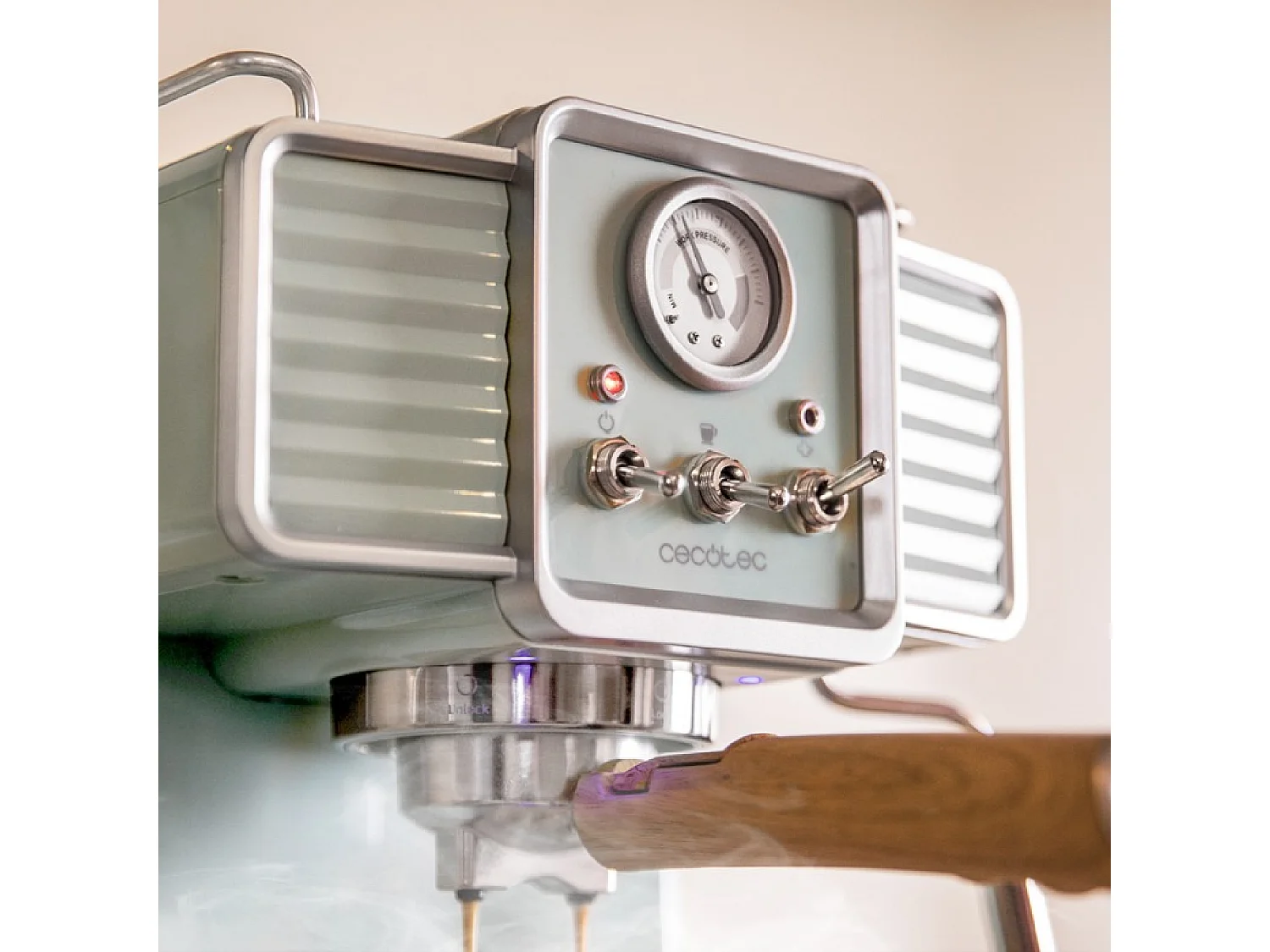 Cecotec Máquina de café para café espresso e cappuccino com 20 bares, manómetro e vaporizador orientável.