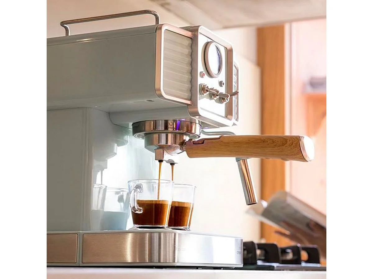 Cecotec Máquina de café para café espresso e cappuccino com 20 bares, manómetro e vaporizador orientável.