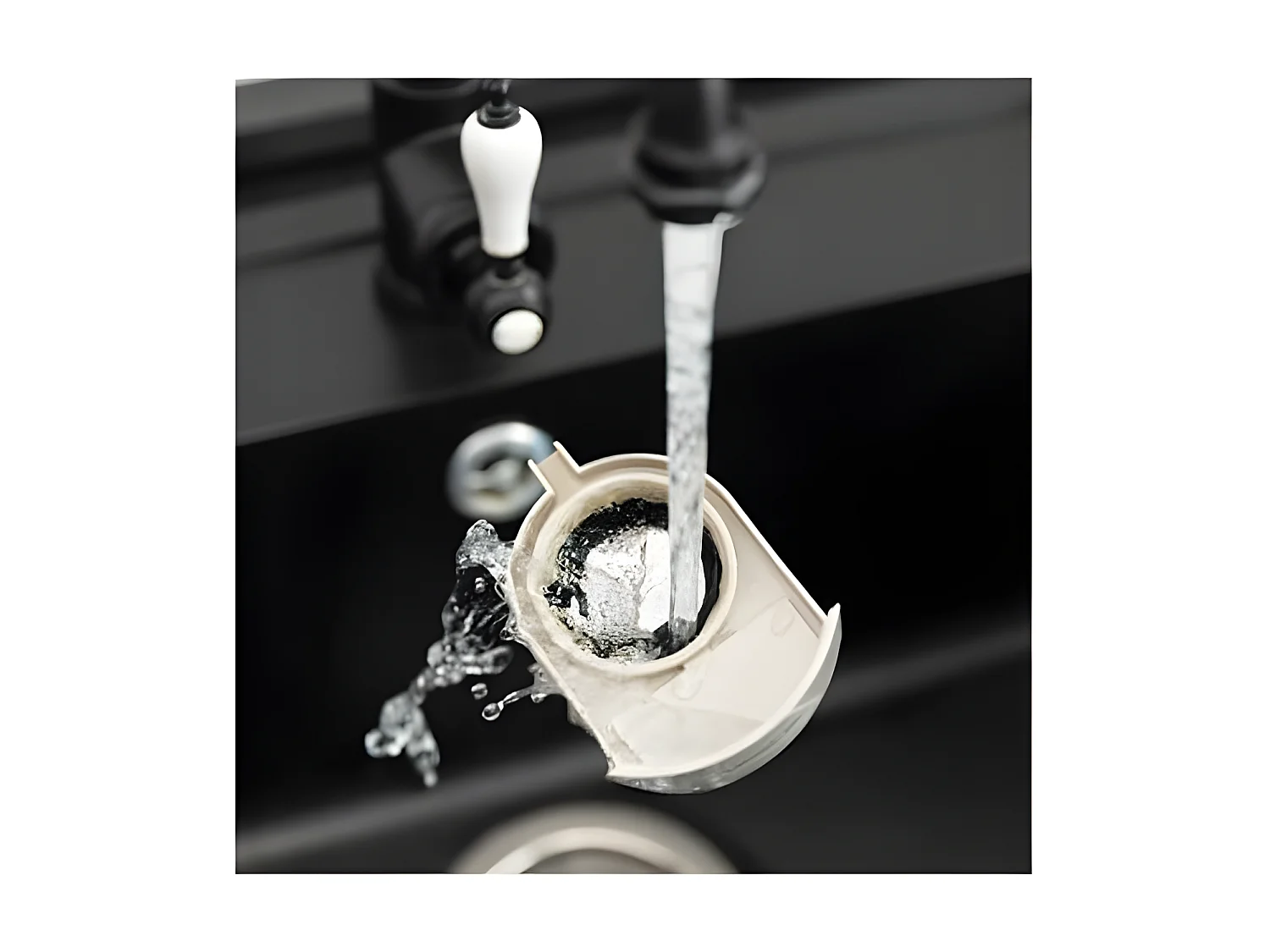 Cecotec Máquina de café expresso muito compacta com 19 bares, ideal para café moído e pastilhas.