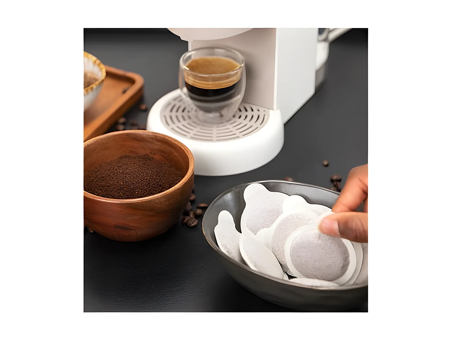 Cecotec Máquina de café expresso muito compacta com 19 bares, ideal para café moído e pastilhas.