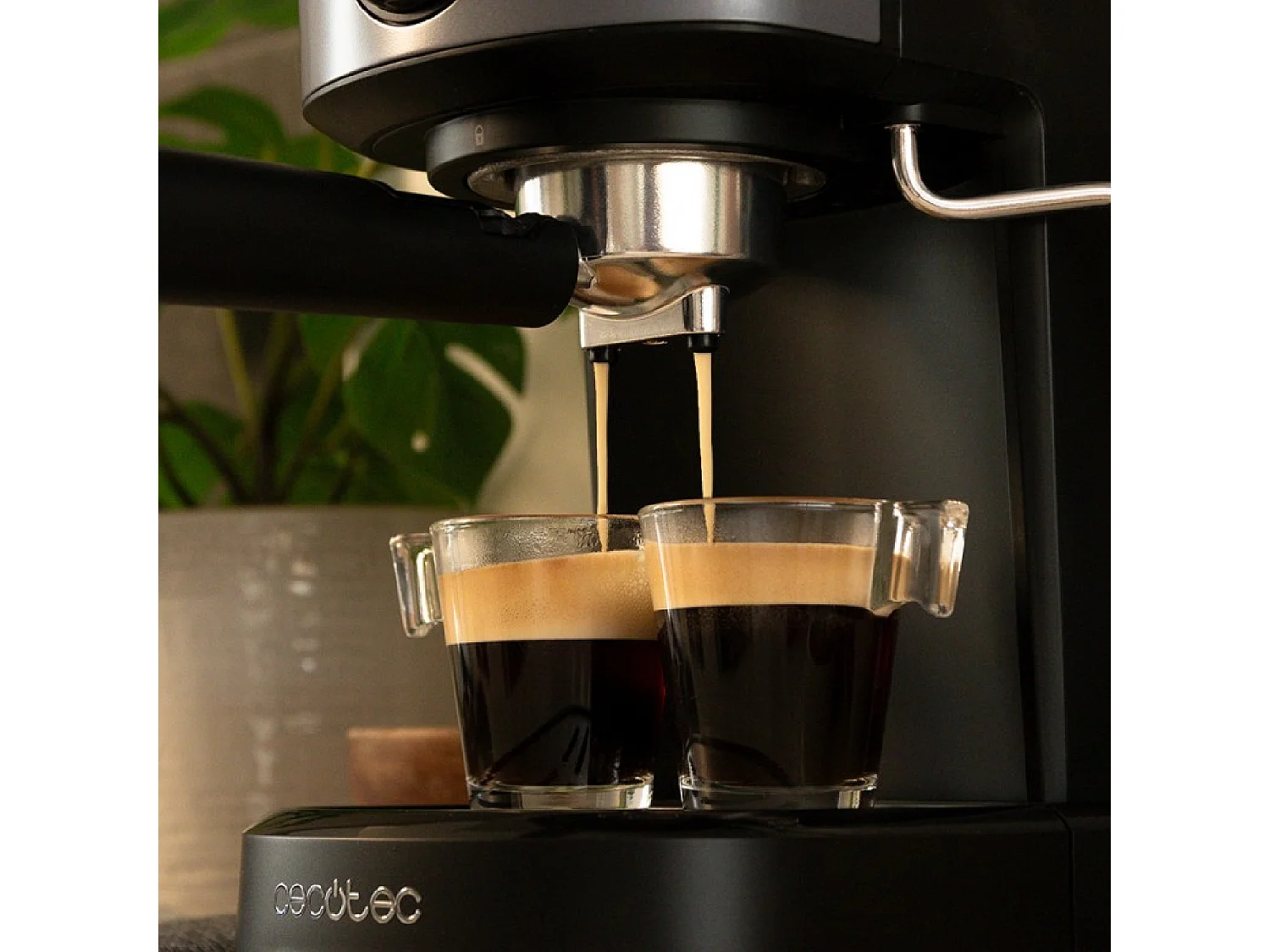 Cecotec Máquina de café digital com 20 bares e vaporizador orientável.