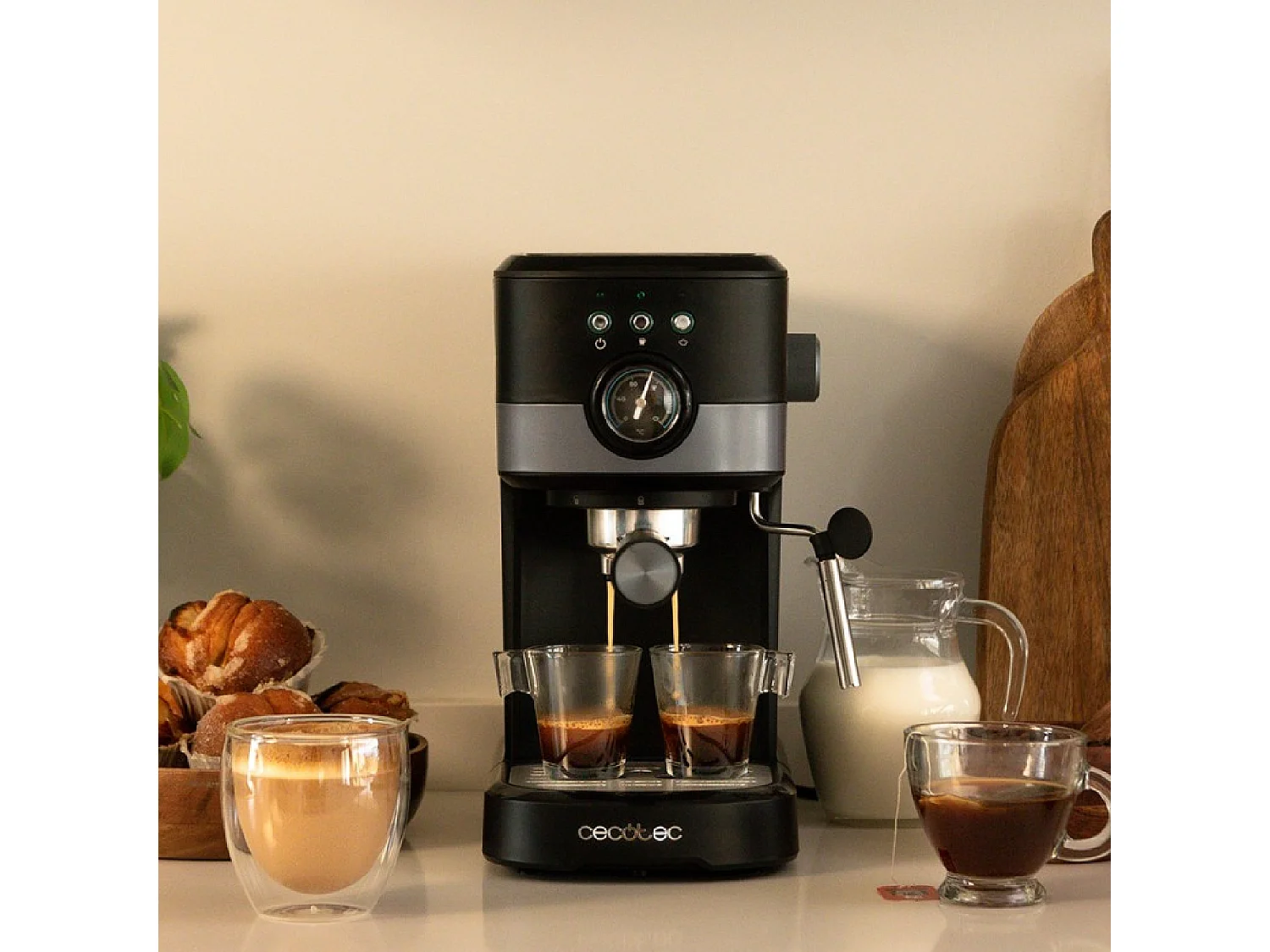 Cecotec Máquina de café digital com 20 bares e vaporizador orientável.