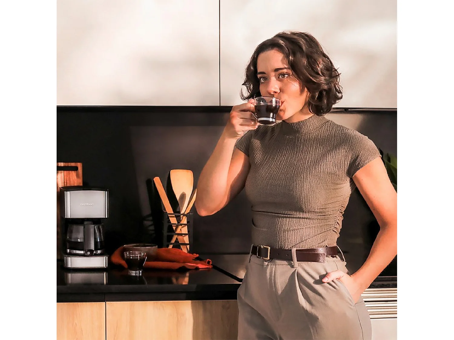 Cecotec Máquina de café de filtro, para 6 chávenas, com acabamentos em aço inoxidável e intensificador de aroma.